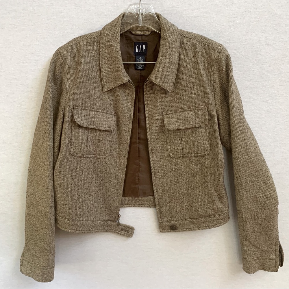Zippered, collared, pocketed Jacket